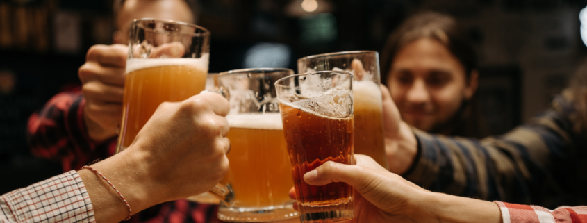 bicchiere di birra italiana artigianale con schiuma cremosa